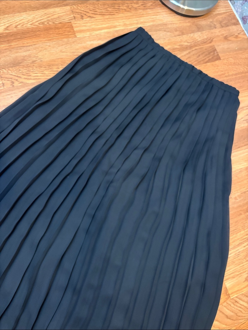 Coldwater Creek elegant black pleated midi skirt. Size M - Picture 4 of 17